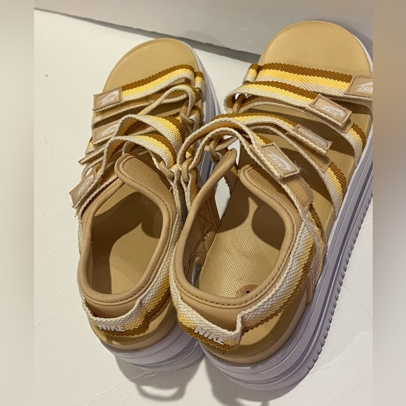 Nike Women’s Icon Classic Platform Sandals Sesame White Shoes Sz 12 Trendy Strap - Picture 6 of 9